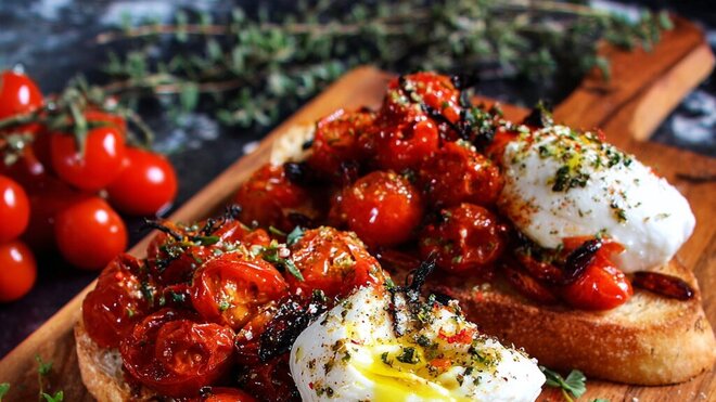 Bruschetta aux tomates cerises rôties et burrata