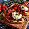 Bruschetta aux tomates cerises rôties et burrata