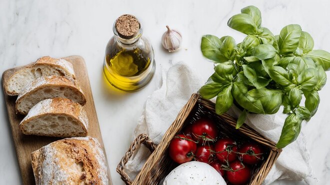 Les ingrédients pour votre bruschetta aux tomates cerises rôties et burrata